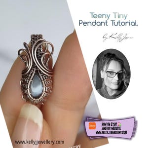 Può includere: Un ciondolo artigianale in filo di rame con una pietra a forma di goccia di colore chiaro. Il ciondolo è tenuto in mano. L'immagine include il testo "Teeny Tiny Pendant Tutorial" e il sito web www.kellyjjewellery.com.