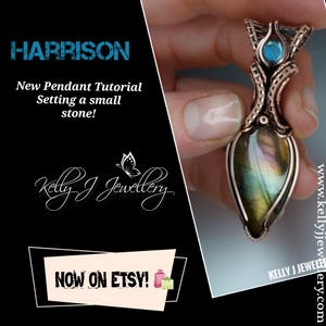 Può includere: Un ciondolo avvolto in filo di rame con una pietra preziosa verde e blu con un bagliore iridescente. Il ciondolo è tenuto da una mano. Il testo "HARRISON" e "New Pendant Tutorial Setting a small stone!" è visualizzato sopra il ciondolo. Il testo "Kelly J Jewellery" è visualizzato sotto il ciondolo. Il testo "NOW ON ETSY!" è visualizzato nella parte inferiore dell'immagine.