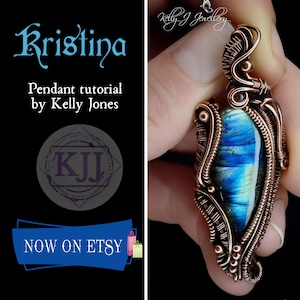 Puede incluir: Un colgante envuelto en alambre de cobre con una piedra preciosa de labradorita azul. El colgante está etiquetado como "Kristina Pendant tutorial by Kelly Jones" y "KJJ". La imagen también incluye el texto "NOW ON ETSY".