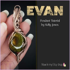 Può includere: Un ciondolo avvolto in filo di rame con una pietra preziosa verde. Il ciondolo è tenuto in una mano e il testo "EVAN Pendant Tutorial by Kelly Jones. Now in my Etsy shop" è visibile sullo sfondo.