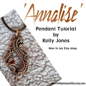 Può includere: Un ciondolo avvolto in filo di rame con una pietra preziosa rossa, intitolato "Annalise Pendant Tutorial by Kelly Jones. Now in my Etsy shop."