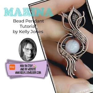 Könnte beinhalten: Handgefertigter Kupferdraht-Perlenanhänger mit einem weißen Stein in der Mitte. Der Anhänger wird in einer Hand gehalten. Das Bild enthält den Text "MARINA Bead Pendant Tutorial by Kelly Jones" und "NOW ON ETSY! AND MY WEBSITE WWW.KELLYJJEWELLERY.COM".