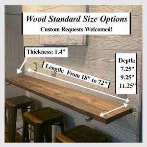 Puede incluir: Una estanter&iacute;a flotante de madera con tinte oscuro, soportada por soportes met&aacute;licos. El grosor de la estanter&iacute;a es de 3,5 cm, con profundidades de 18,4 cm, 23,5 cm y 28,6 cm. Longitudes de 45,7 cm a 182,9 cm. Texto "Wood Standard Size Options".