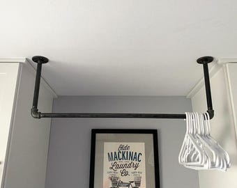 Perchero industrial de techo para ropa – Perchero de tubo gris metalizado