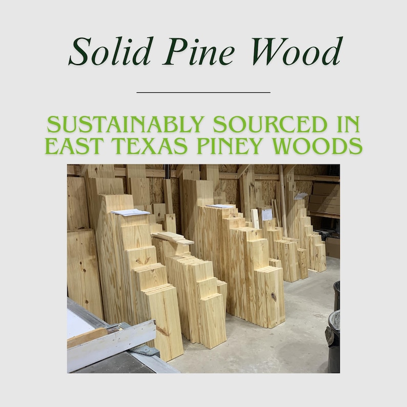 Puede incluir: Apilamiento de tablas de madera maciza de pino en un taller. La imagen incluye el texto "Solid Pine Wood" y "Sustainably Sourced in East Texas Piney Woods".