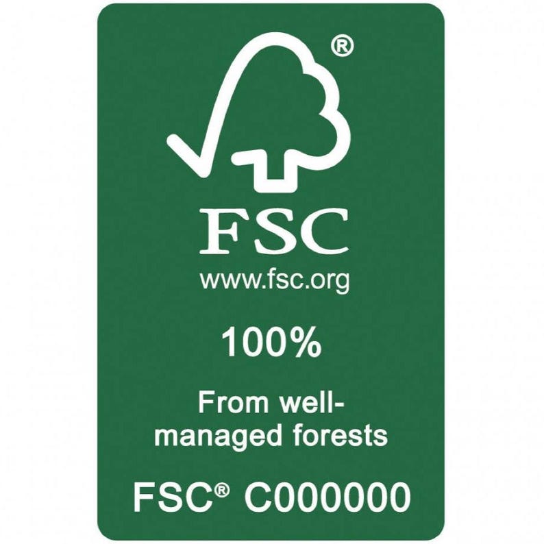 Puede incluir: Una etiqueta FSC rectangular verde con texto blanco y un gr&aacute;fico de &aacute;rbol. El texto incluye "FSC", "www.fsc.org", "100%", "From well-managed forests" y "FSC C000000". El logotipo FSC es un &aacute;rbol.