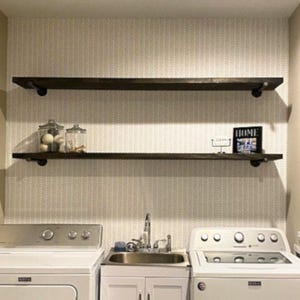 Estante flotante rústico para lavandería, madera y tubería, decoración moderna de granja.