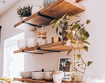 Estante flotante con soporte en J en negro mate: Madera rústica de estilo granja