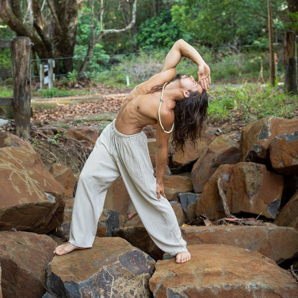 YUGI Beige Pantalon de yoga en coton pour hommes, poches teintées dans des plantes naturelles, Yogi, pantalon droit de gymnastique respirant et cordon de serrage flexible Festival Rave AJJAYA