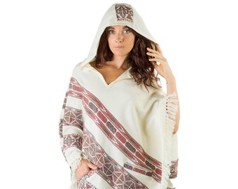 Poncho femme grande capuche en laine de yak blanc broderie tribale motifs celtiques gitane alternative sauvage festival rave mexicain primitif AJJAYA