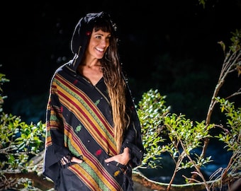 Poncho fait main en cachemire noir avec capuche, motif tribal terreux Festival Gypsy AJJAYA hiver chaud mexicain nomade primitif avec poches