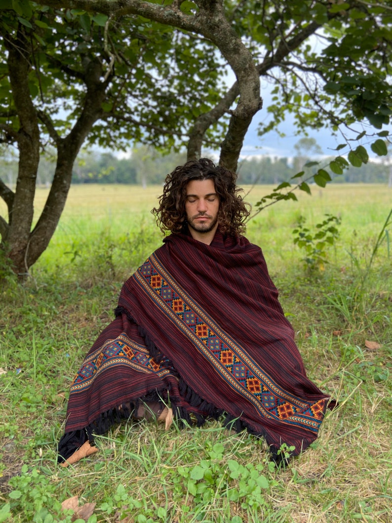 JHANA Meditation Prayer Shawl Blanket Cosy Red Crimson Cashmere Yak Wool and Acrylic Wool Tibetan Winter Tribal Celtic Embroidery Zen AJJAYA zdjęcie 4