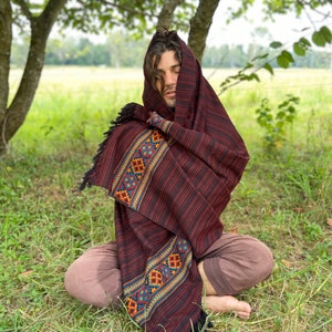 JHANA Couverture châle de prière de méditation confortable rouge cramoisi laine de yak et laine acrylique tibétaine hiver tribal celtique broderie zen AJJAYA image 5