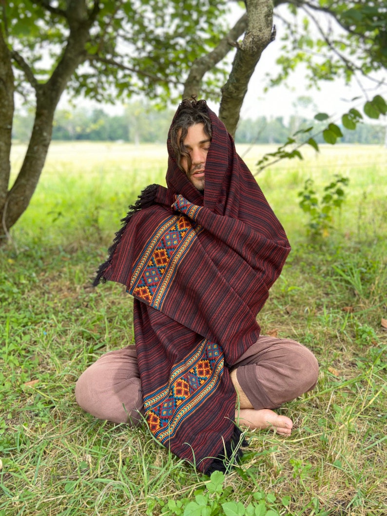 JHANA Meditation Prayer Shawl Blanket Cosy Red Crimson Cashmere Yak Wool and Acrylic Wool Tibetan Winter Tribal Celtic Embroidery Zen AJJAYA zdjęcie 5