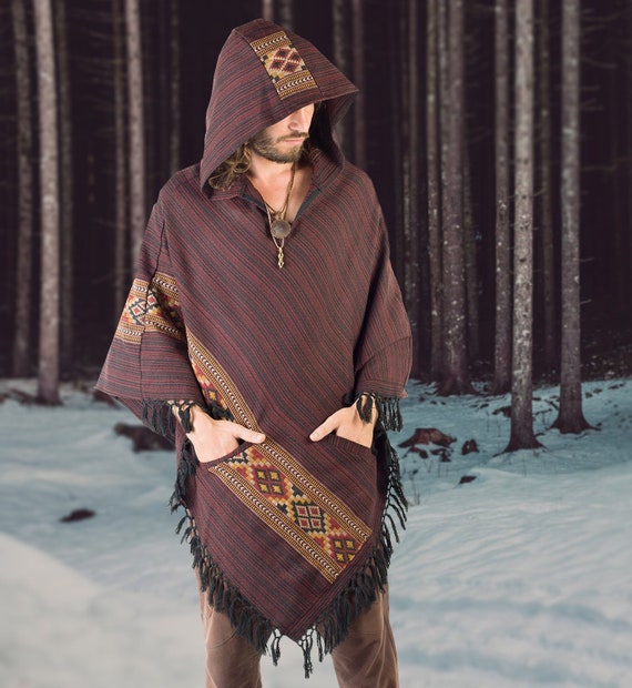 JHANA Poncho para Hombre Rojo Carmesí Capucha Grande Lana de Yak y Lana  Acrílica Bordado Tribal Patrones Celtas Festival Salvaje Primitivo Mexicano  AJJAYA -  México