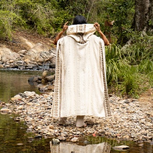 AKKAD Poncho Beige Handmade Ceremonial Hooded Hood Pockets Vegan Cotton Block Printed Tribal Patterns Naturally Dyed Festival Viking AJJAYA zdjęcie 3