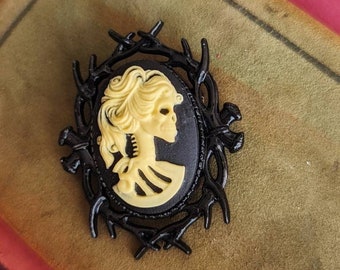 Day of The Dead Brooch, Lady Skull Brooch, Zombie Woman, Lolita Cameo Brooch, Skeleton Jewelry, Halloween Accessories