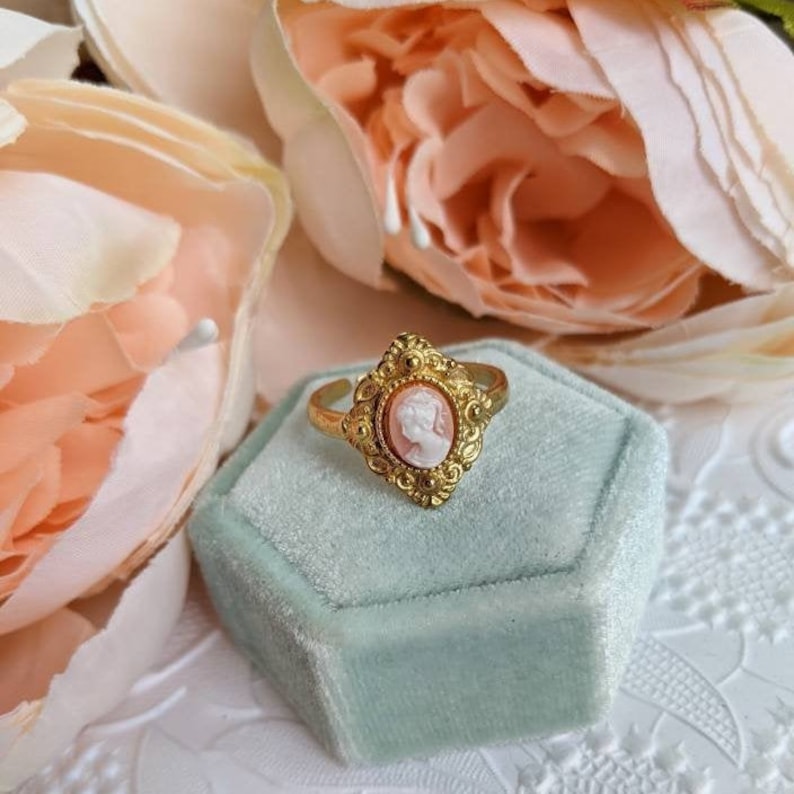 Green Cameo Ring, Victorian Cameo Ring, Antique Replica Cameo Jewelry, Vintage Style Jewelry, Historical Jewelry, Adjustable Ring White on Peach