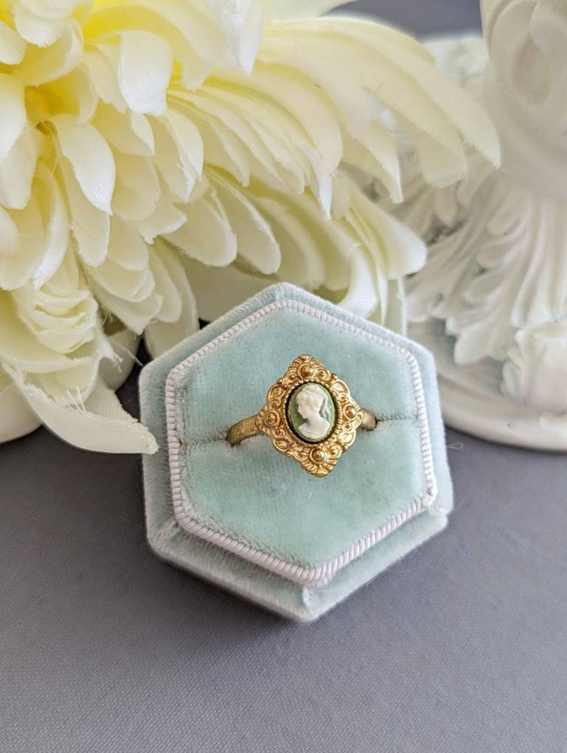 Green Cameo Ring, Victorian Cameo Ring, Antique Replica Cameo Jewelry, Vintage Style Jewelry, Historical Jewelry, Adjustable Ring Ivory on Green