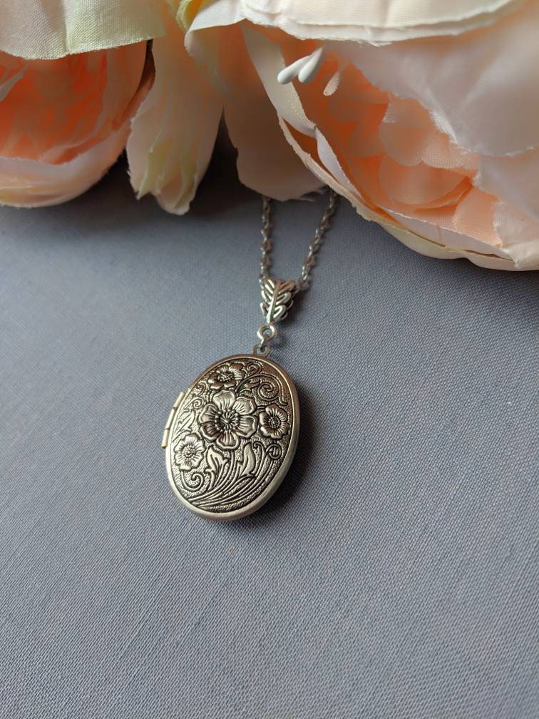 Silver Oval Locket Embossed Floral Locket Long Chain | Etsy Canada