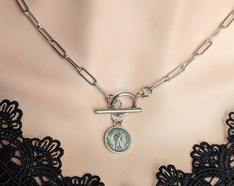 Gargantilla vintage con monedas y cadena de clip plateada