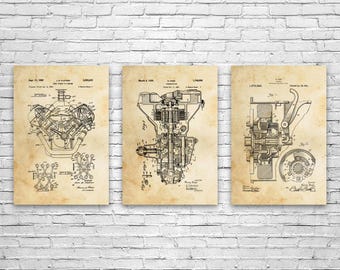 Puede incluir: Conjunto de tres impresiones de patentes de estilo vintage que presentan diagramas mecánicos detallados de componentes de motor. Las impresiones presentan dibujos lineales en negro y texto sobre un fondo texturizado blanquecino. Las impresiones están montadas en una pared de ladrillos blancos.