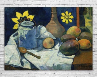 Op de afbeelding: Een stilleven schilderij met een blauwe theepot, houten lepel en diverse vruchten, waaronder mango's en sinaasappels, op een witte doek. De achtergrond omvat een vaas en gele bloemaccenten, tegen een donkerblauwe achtergrond.