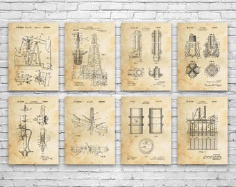Può includere: Otto stampe in stile vintage con disegni tecnici dettagliati di attrezzature per la perforazione petrolifera. Le stampe sono in tonalità seppia, montate su un muro di mattoni bianchi. Ogni stampa mostra un aspetto diverso della tecnologia di estrazione del petrolio.