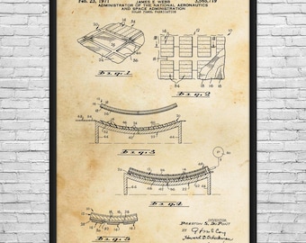 Può includere: Una stampa di brevetto vintage incorniciata con disegni tecnici relativi alla fabbricazione di pannelli solari. La stampa include diagrammi, etichette e testo, con la data 23 febbraio 1971 e il nome di James E. Webb. La stampa ha una tonalità seppia.