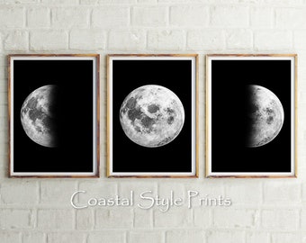 Op de afbeelding: Drie zwart-witte ingelijste prints van de maan in verschillende fasen. De maan bevindt zich in een sikkel-, halfronde- en volle maanfase.
