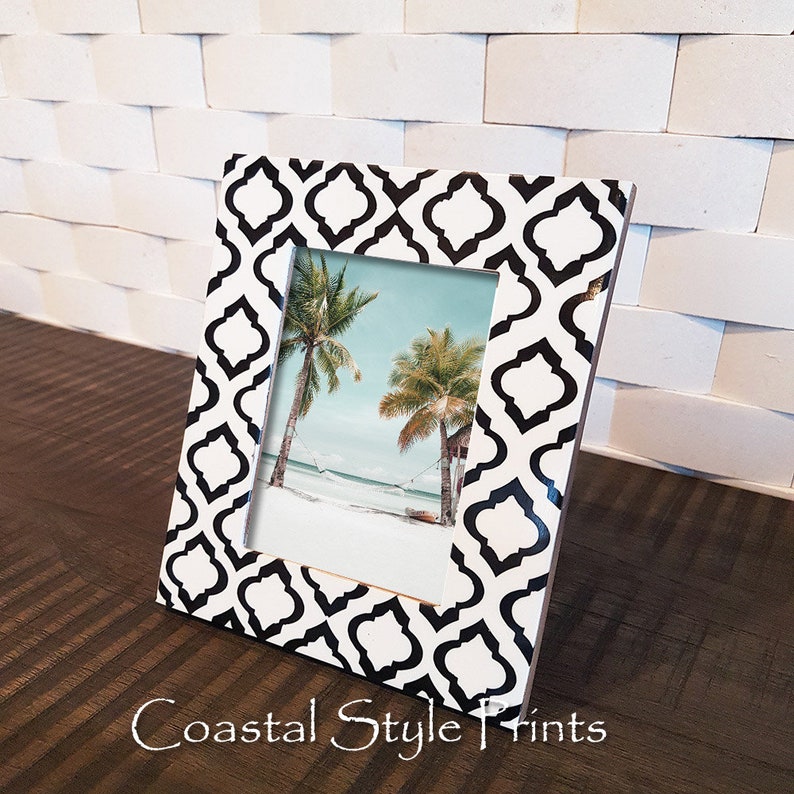 Op de afbeelding: Wit fotolijstje met een zwart-wit geometrisch patroon. Het lijstje is leeg en klaar om een foto te bevatten. Coastal Style Prints is onder het lijstje gedrukt.