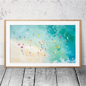 Puede incluir: Una vista aérea de una escena de playa con agua turquesa y arena blanca.  La gente está nadando, tomando el sol y haciendo surf. La imagen está pintada en un estilo brillante y colorido.