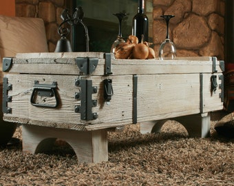 Ancienne boîte de coffre de table basse, tronc en bois de récupération blanc vieilli, meubles faits main de style rustique de table de coffre