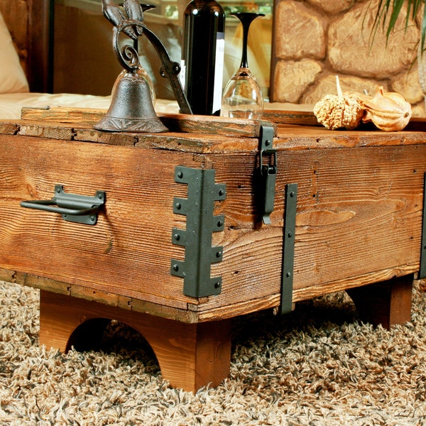 Ancienne table basse en bois de récupération, table de coffre vintage en bois de récupération, meubles faits main de style rustique