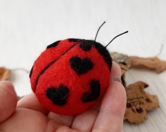 Mariquita de fieltro con lunares en forma de corazón. Adorno de mariquita.