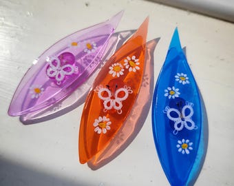Lanzadera de frivolité decorada a mano: mariposas y margaritas pintadas con frivolité recubiertas de resina