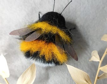 Abejorro. Fieltro de aguja de fibra de lana pura. Largo: 4 cm.