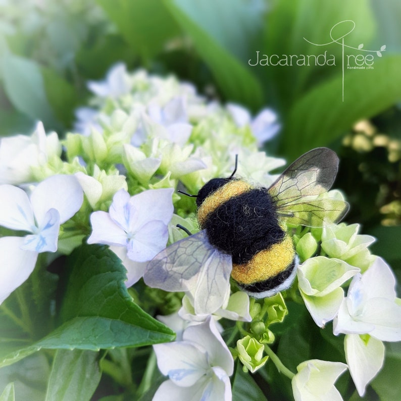 Needle felted bee, bumble bee, gift for gardener, photo props, flower arranging accessories, florist, felt bees, gifts for nature lover Large / 3.5 cm