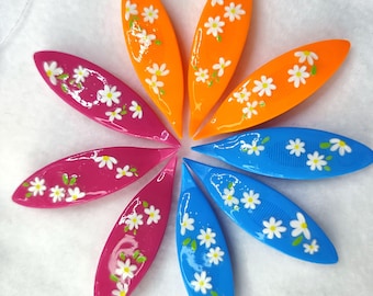 Lanzadera para frivolité: Lanzadera Frivolite decorada con transferencia de margaritas, recubierta de resina. 63 mm