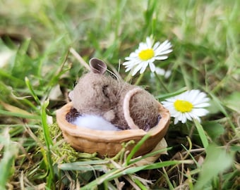 Ratón de fieltro de aguja, arte con cáscara de nuez, 4 cm de largo. Ratón durmiendo.