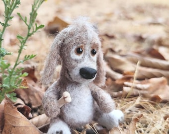 Perro miniatura de fieltro de aguja y lana con hueso, 7 cm de altura, marrón claro, regalo para amantes de los perros.