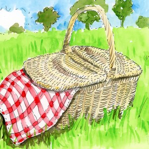 Könnte beinhalten: Ein Weidenkorb für ein Picknick mit einem rot-weiß karierten Tuch auf einer grünen Wiese mit Bäumen im Hintergrund.
