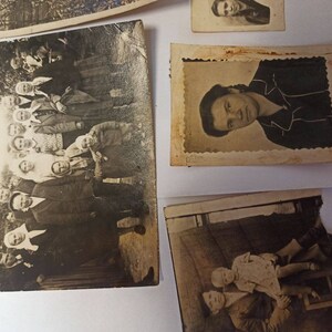 K&ouml;nnte beinhalten: Eine Sammlung von Schwarzwei&szlig;-Vintage-Fotos mit Gruppen von Menschen. Die Fotos sind in verschiedenen Gr&ouml;&szlig;en und auf Karton montiert.