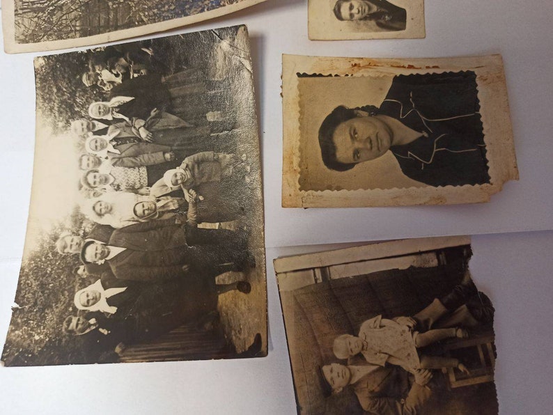K&ouml;nnte beinhalten: Eine Sammlung von Schwarzwei&szlig;-Vintage-Fotos mit Gruppen von Menschen. Die Fotos sind in verschiedenen Gr&ouml;&szlig;en und auf Karton montiert.