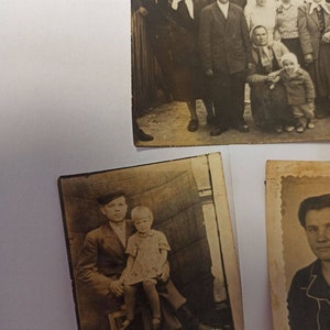 K&ouml;nnte beinhalten: Schwarzwei&szlig;-Vintage-Fotos von einer Gruppe von Menschen, einem Mann und einem Kind sowie einem Mann. Das Gruppenfoto zeigt einen Mann und eine Frau, die vor einer Gruppe von Menschen stehen, darunter eine Frau, die ein Kind h&auml;lt.