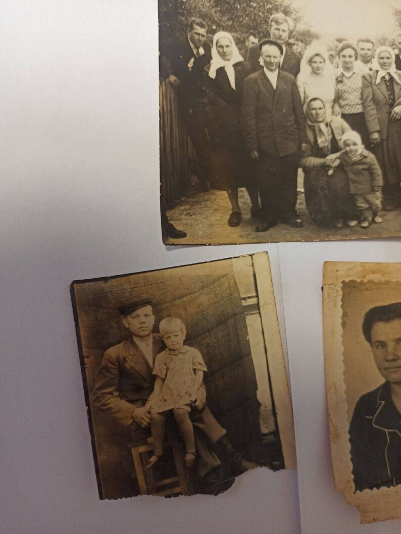 K&ouml;nnte beinhalten: Schwarzwei&szlig;-Vintage-Fotos von einer Gruppe von Menschen, einem Mann und einem Kind sowie einem Mann. Das Gruppenfoto zeigt einen Mann und eine Frau, die vor einer Gruppe von Menschen stehen, darunter eine Frau, die ein Kind h&auml;lt.