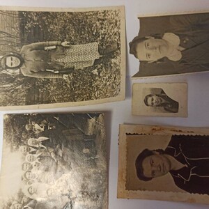 K&ouml;nnte beinhalten: Eine Sammlung von f&uuml;nf alten Schwarzwei&szlig;fotos. Die Fotos sind in verschiedenen Gr&ouml;&szlig;en und Formen und alle leicht verblasst und abgenutzt. Einige der Fotos zeigen Personen, andere Landschaften.