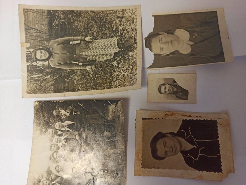 K&ouml;nnte beinhalten: Eine Sammlung von f&uuml;nf alten Schwarzwei&szlig;fotos. Die Fotos sind in verschiedenen Gr&ouml;&szlig;en und Formen und alle leicht verblasst und abgenutzt. Einige der Fotos zeigen Personen, andere Landschaften.