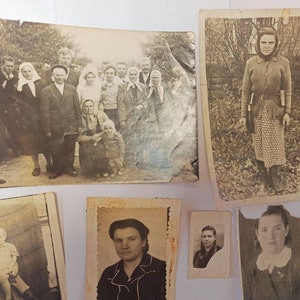 K&ouml;nnte beinhalten: Eine Sammlung von Schwarzwei&szlig;-Vintage-Fotos von Menschen. Die Fotos sind in Collage-Form auf wei&szlig;em Hintergrund angeordnet.