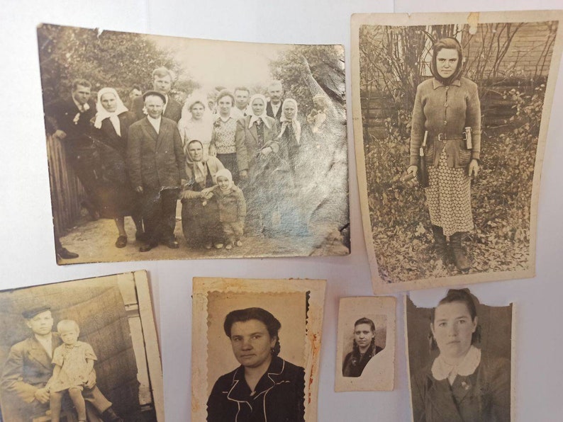 K&ouml;nnte beinhalten: Eine Sammlung von Schwarzwei&szlig;-Vintage-Fotos von Menschen. Die Fotos sind in Collage-Form auf wei&szlig;em Hintergrund angeordnet.